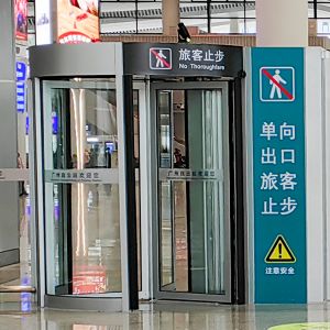 单向旋转门